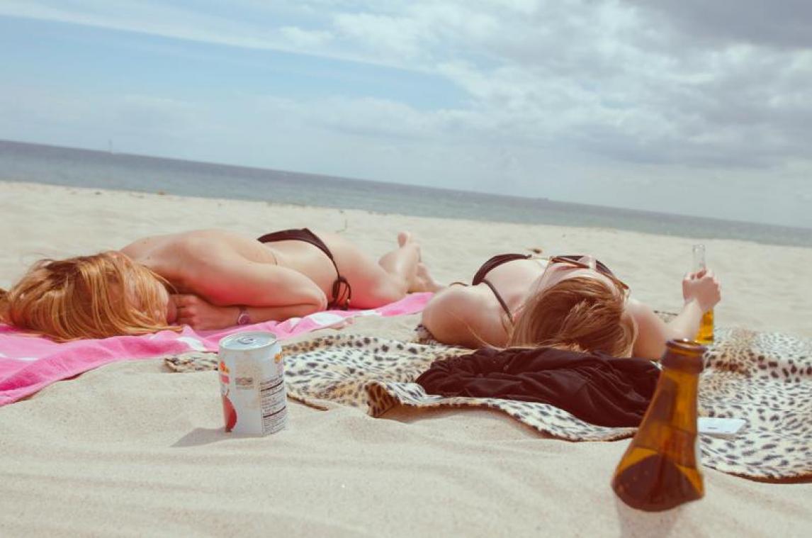 Franse agenten vragen topless zonnebaadsters zich te bedekken op het strand, ophef op sociale media