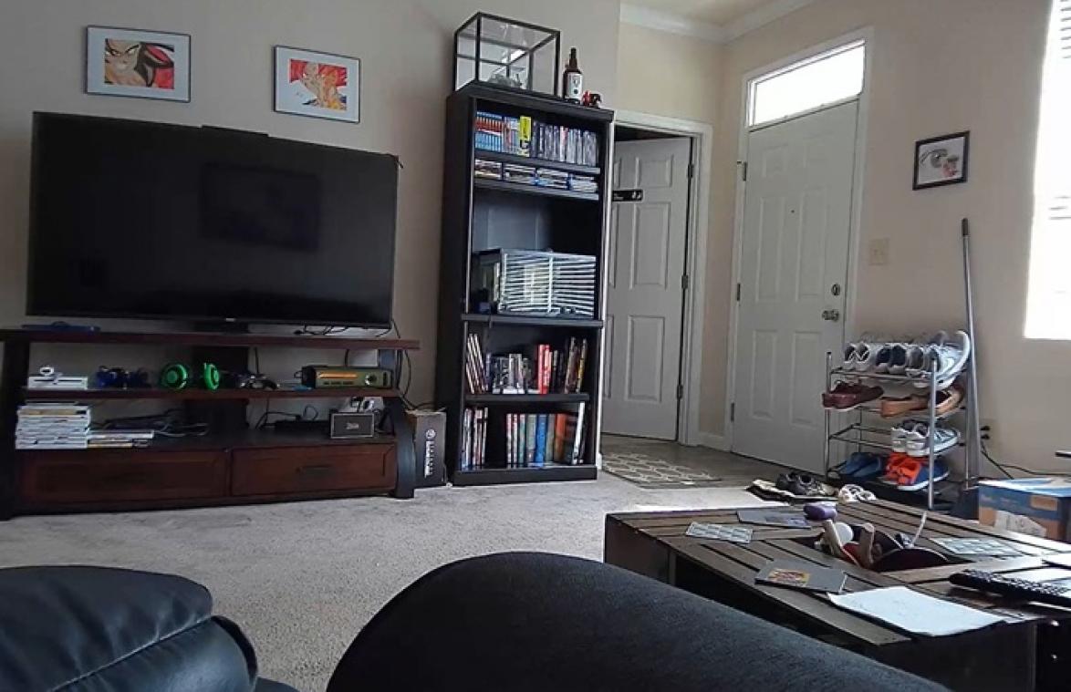 Man installeert camera in woonkamer en schrikt zich te pletter: "Zonder twijfel een geest" (video)