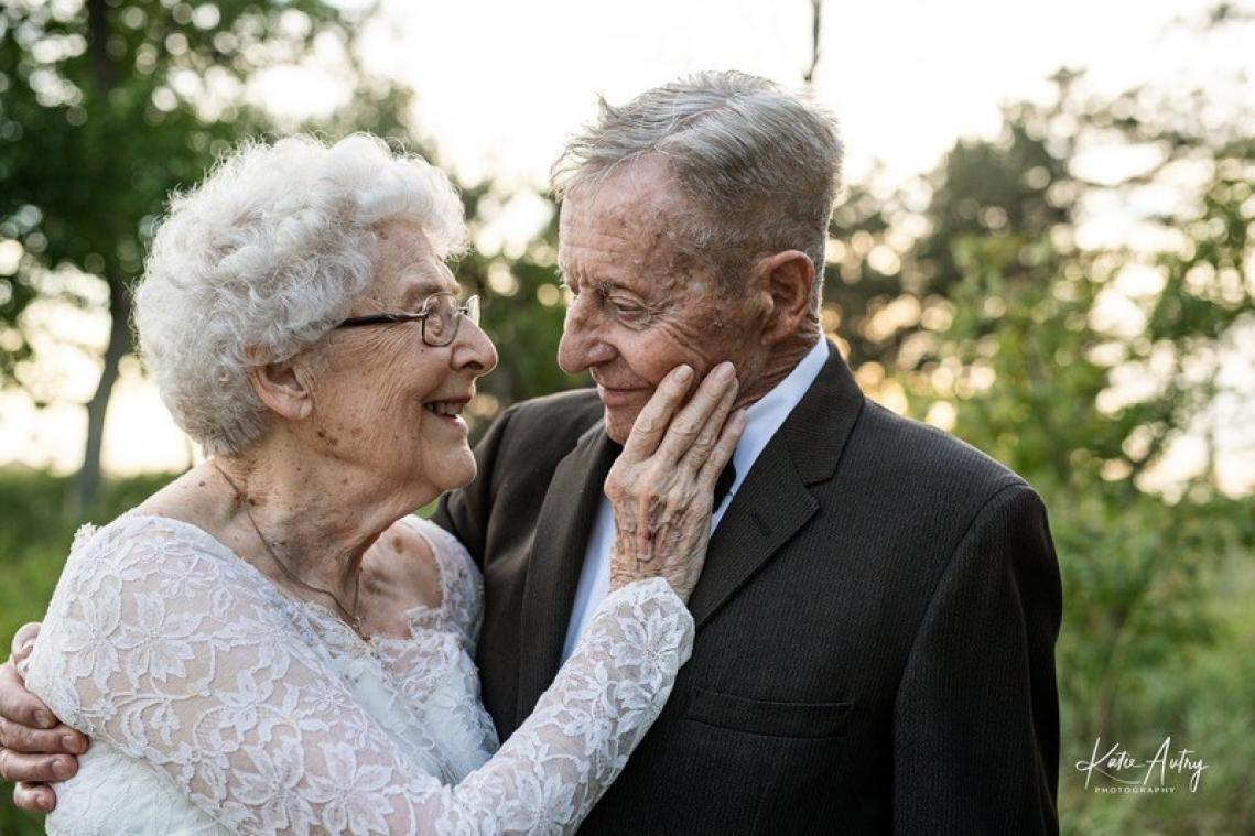 CUTE! Koppel poseert na 60 jaar opnieuw in trouwkleren (foto's)