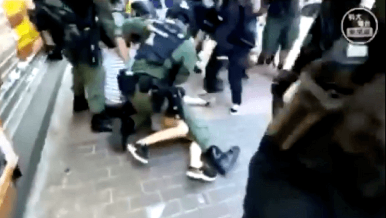 Hardhandig politieoptreden bij 12-jarig meisje schokt Hongkong (video)