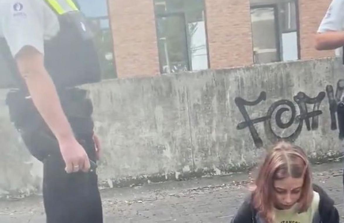 Ophef over discussie tussen Antwerpse politie en meisjes: "Waar haal jij het recht om dat te zeggen?" (video)