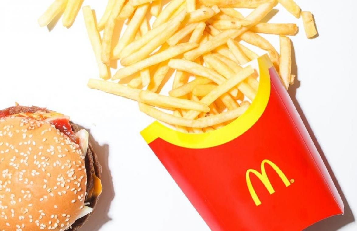 Moeder geeft haar zes maanden oude baby McDonald's-eten: "Ik zie het probleem niet"