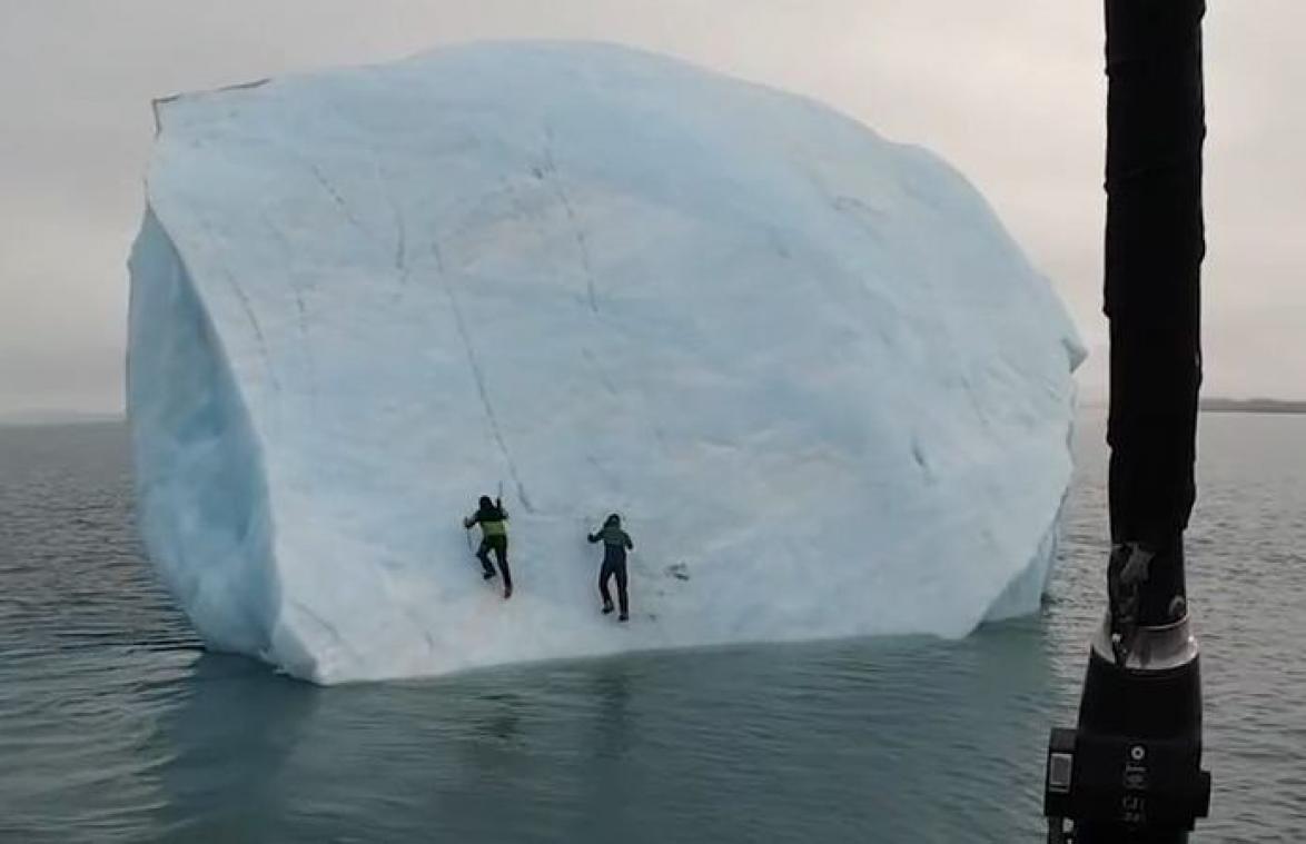 Avonturiers beklimmen ijsberg, maar dan gebeurt het ondenkbare... (video)