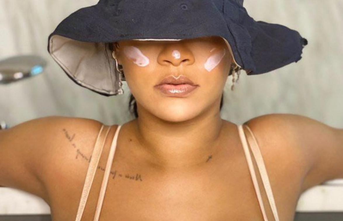 Rihanna onder vuur na gewaagde zonnecrème-foto: "Moet je daarom je borsten tonen?"