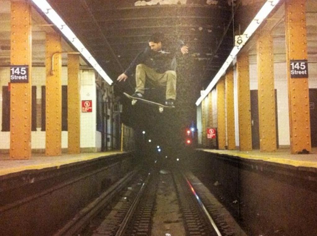 Skateboarder doet spectaculaire stunt over metrorails
