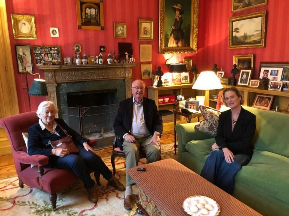 Prinses Delphine ontmoet koning Albert en koningin Paola in hun woning: "Een nieuw hoofdstuk"