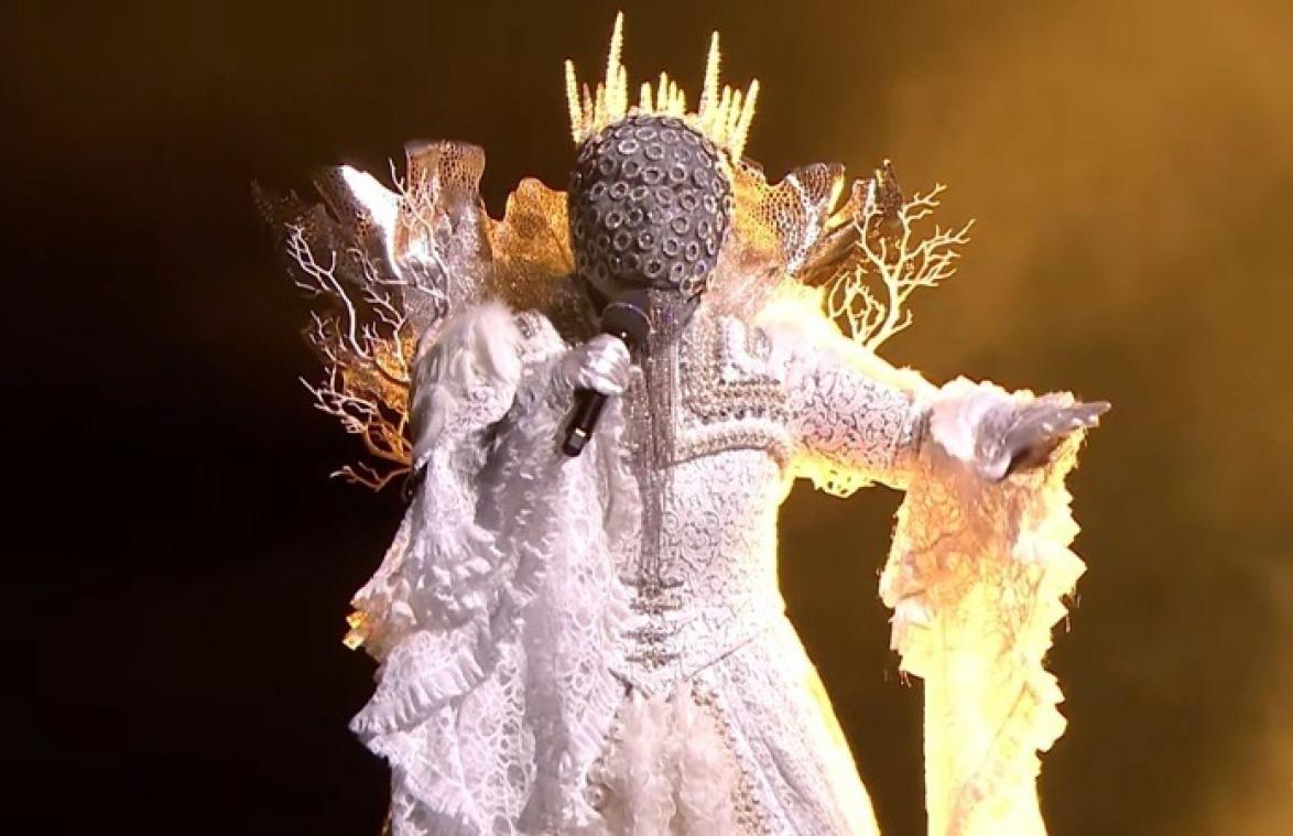 The Masked Singer'-koningin verbaast opnieuw met onverwachte talenten (video)