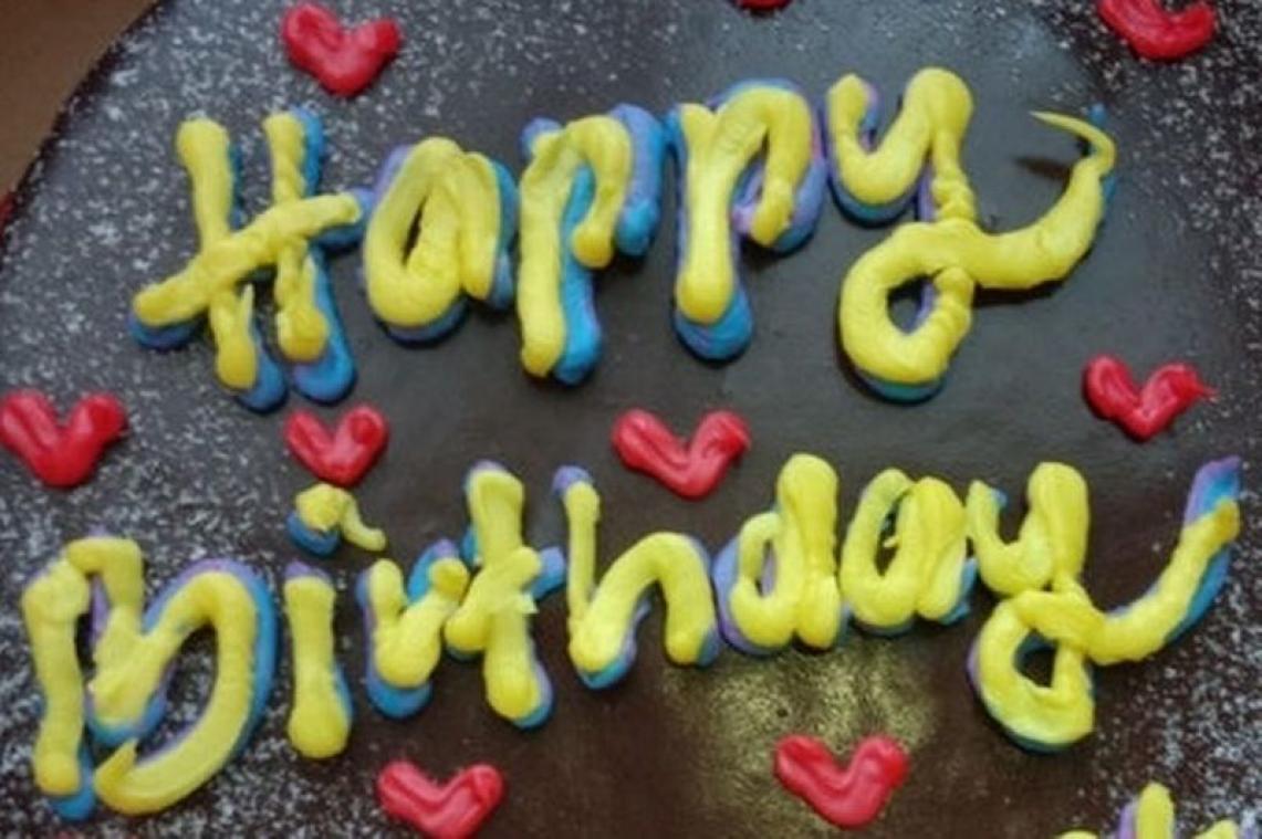 Vrouw bestelt gepersonaliseerde verjaardagstaart voor vriendin, maar bakker maakt gênante blunder (foto)