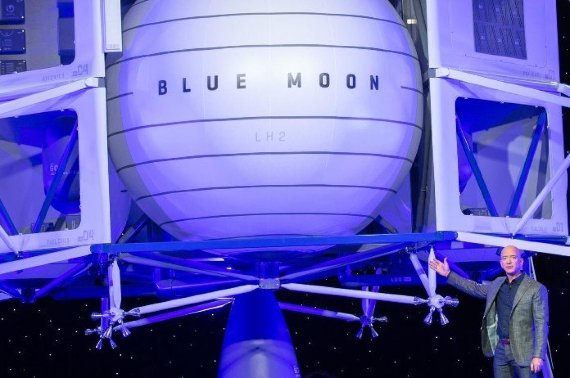 Jeff Bezos demonstreert raketmotor die eerste vrouw op de maan zal zetten (video)
