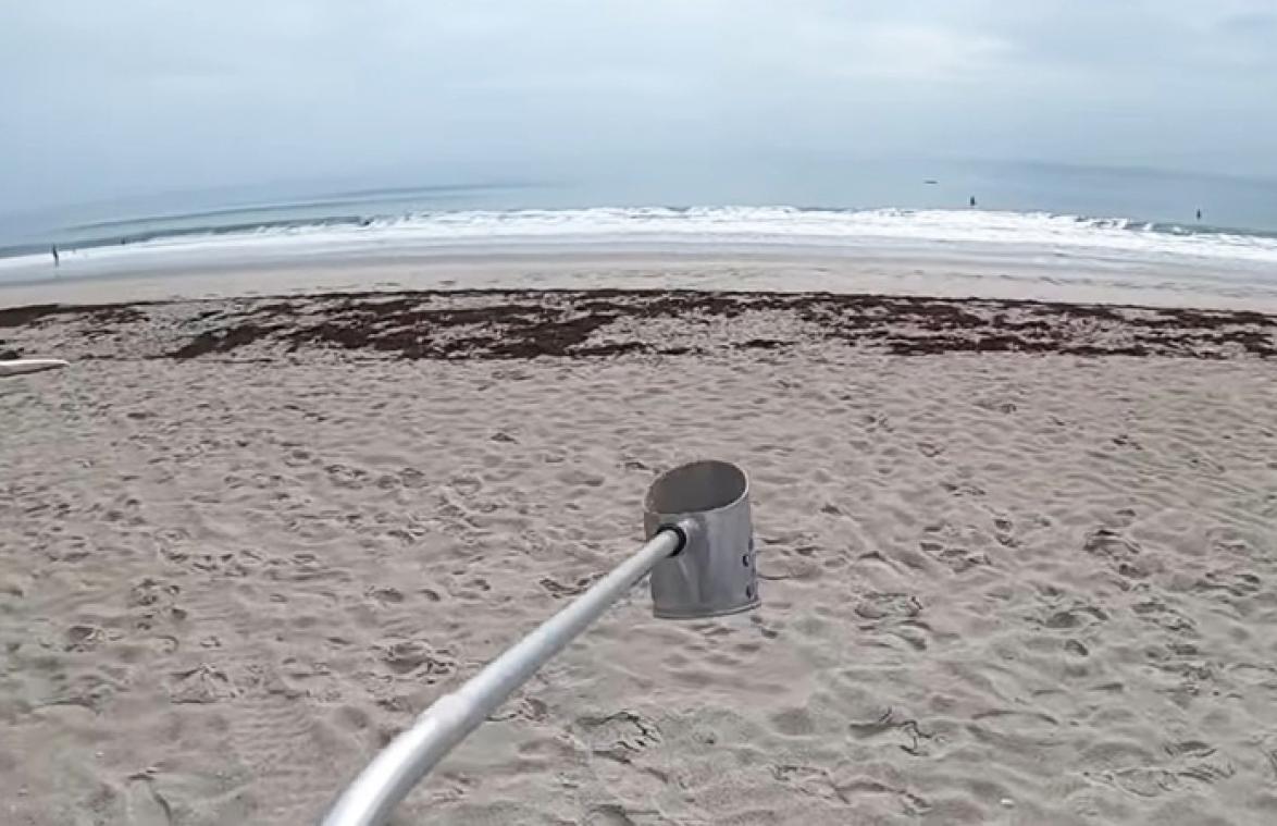 Man met metaaldetector ontdekt iets bijzonders op het strand, maar dan beseft hij wat het is: "BAH!" (video)