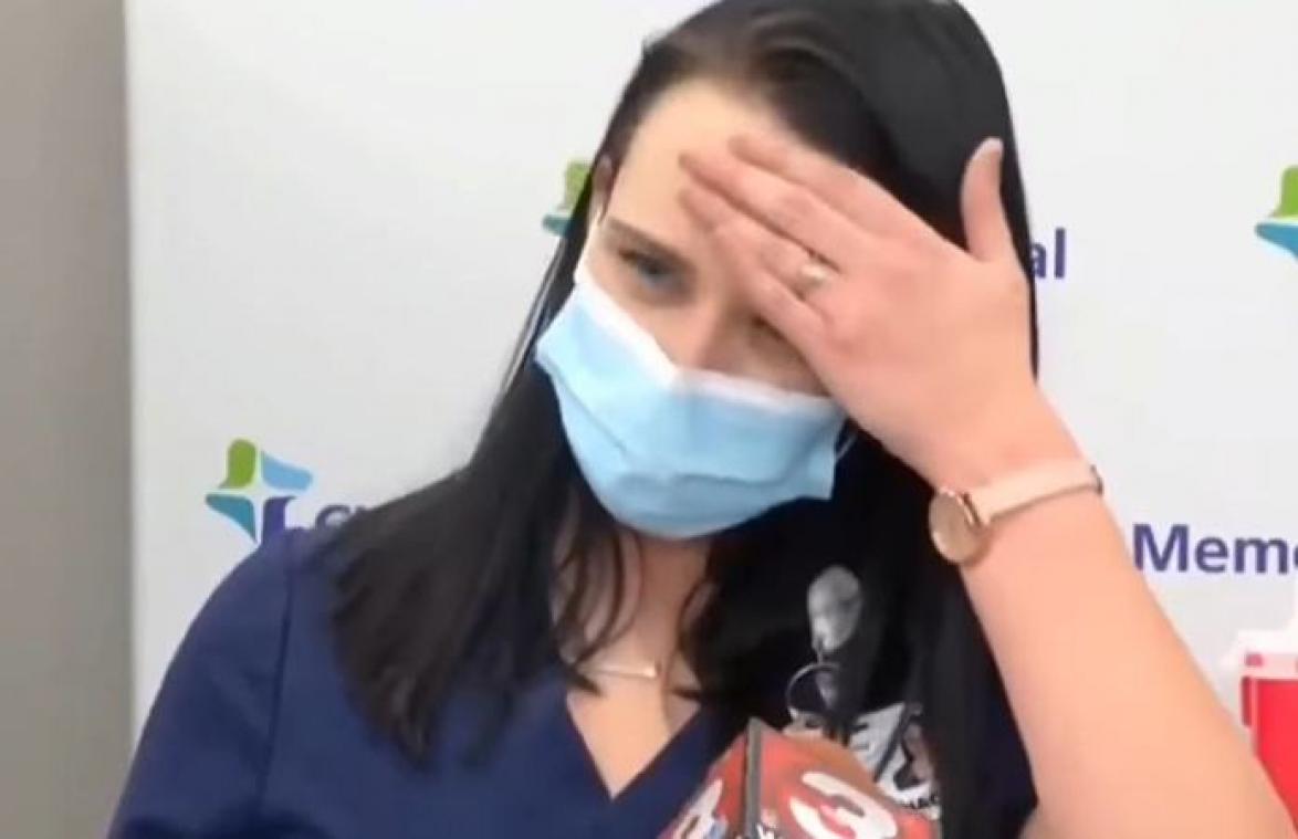 Verpleegster valt flauw op live televisie nadat ze coronavaccin krijgt (video)