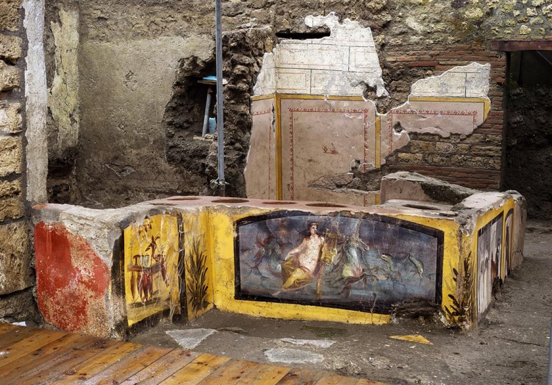 Uitzonderlijk goed bewaarde antieke snackbar opgegraven in Pompeï (foto's)