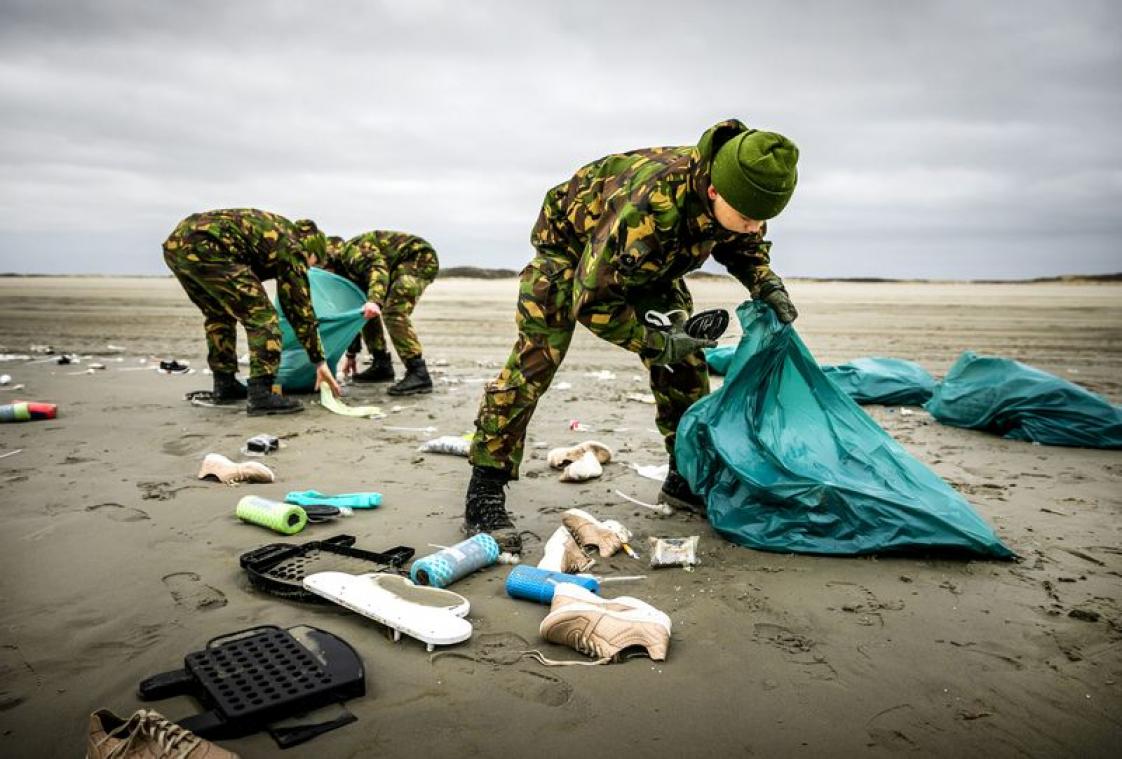 Noordzee ligt twee jaar na containerramp nog steeds vol afval: "Dit kan niet"