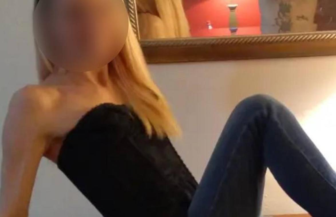 Vrouw poseert voor Tinderfoto, maar vergeet GÊNANT detail op de achtergrond