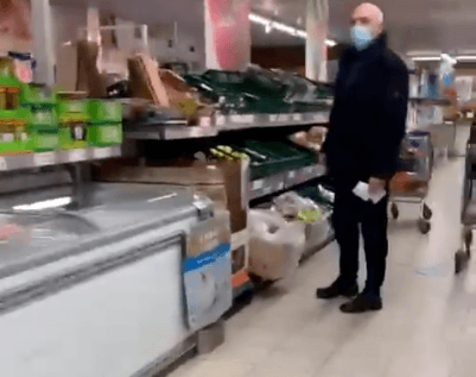 Man flipt in Aldi-winkel omdat jonagolds op zijn: "Gij dikke teef!" (video)