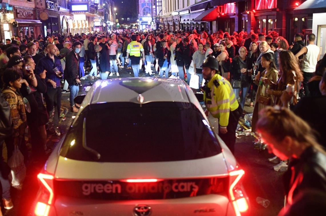 BIZAR. Britse politie grijpt in bij illegale rave', maar niets is wat het lijkt...