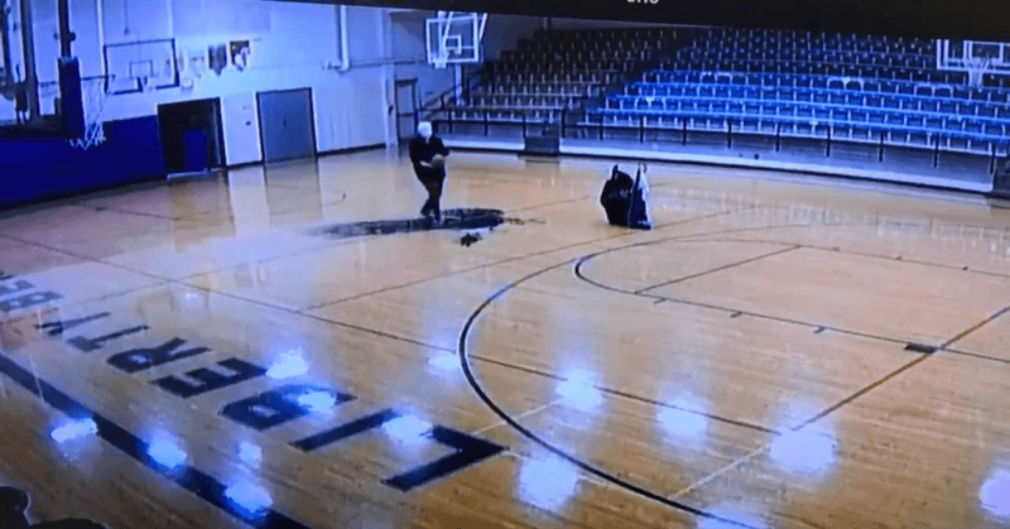 Conciërge gaat viraal met ongelooflijke basketbalworp: "Wat een baas" (video)