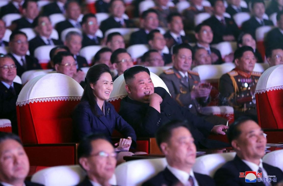 Voor het eerst in een jaar verschijnt vrouw Kim Jong-un weer in het openbaar (foto's)