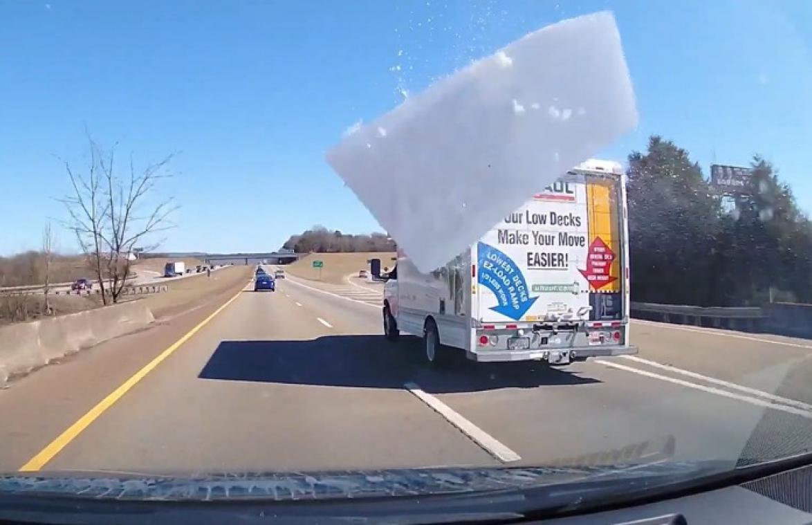 WTF! Zo gevaarlijk is rondvliegend ijs op de autosnelweg (video)