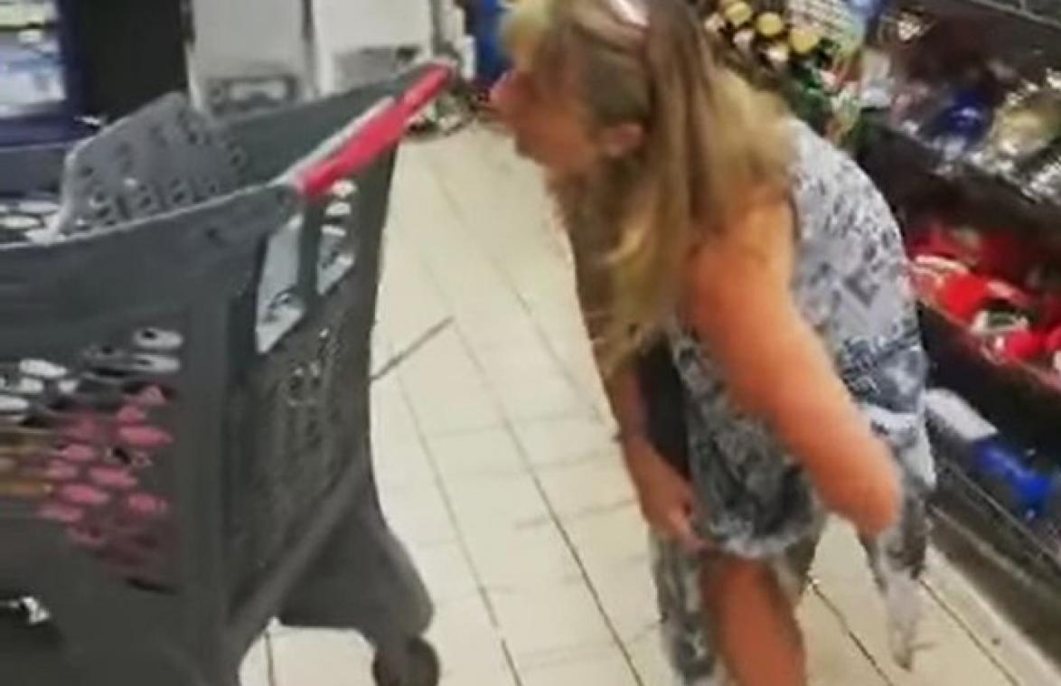 WTF! Vrouw trekt haar slipje uit in winkel en gebruikt het als... mondmasker (video)