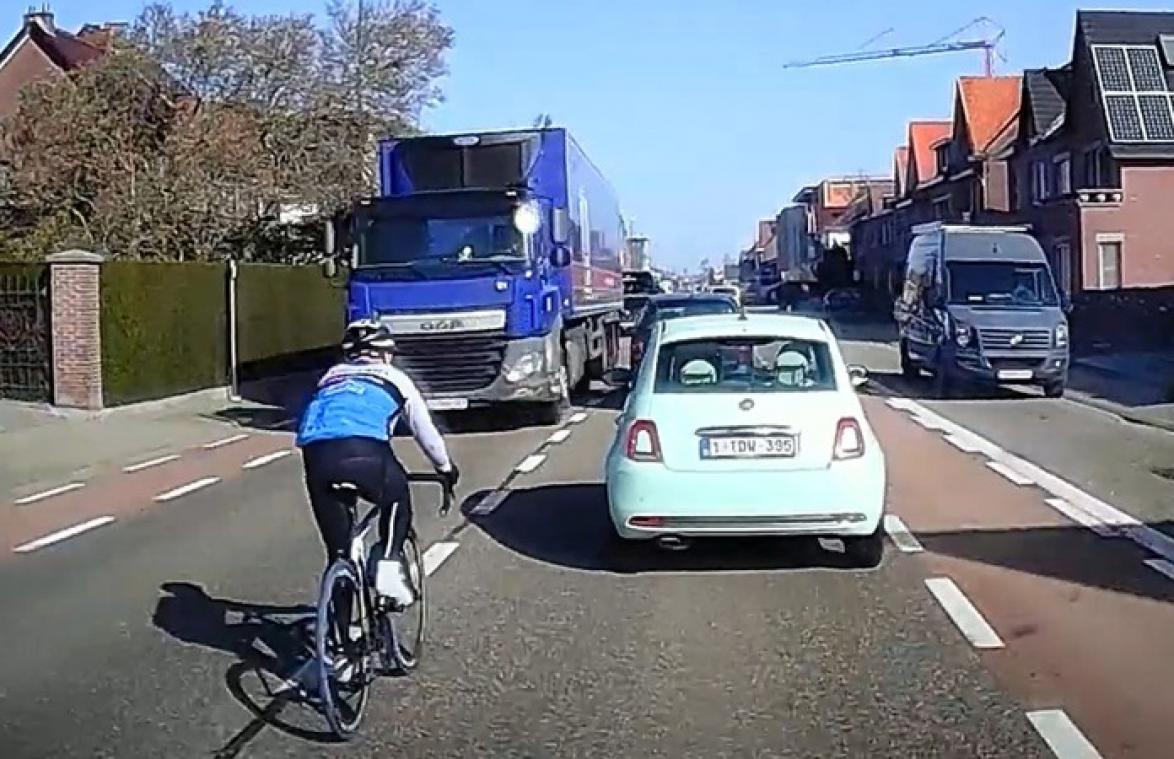 Ongeduldige wielertoerist begaat levensgevaarlijk manoeuvre in Limburg (video)