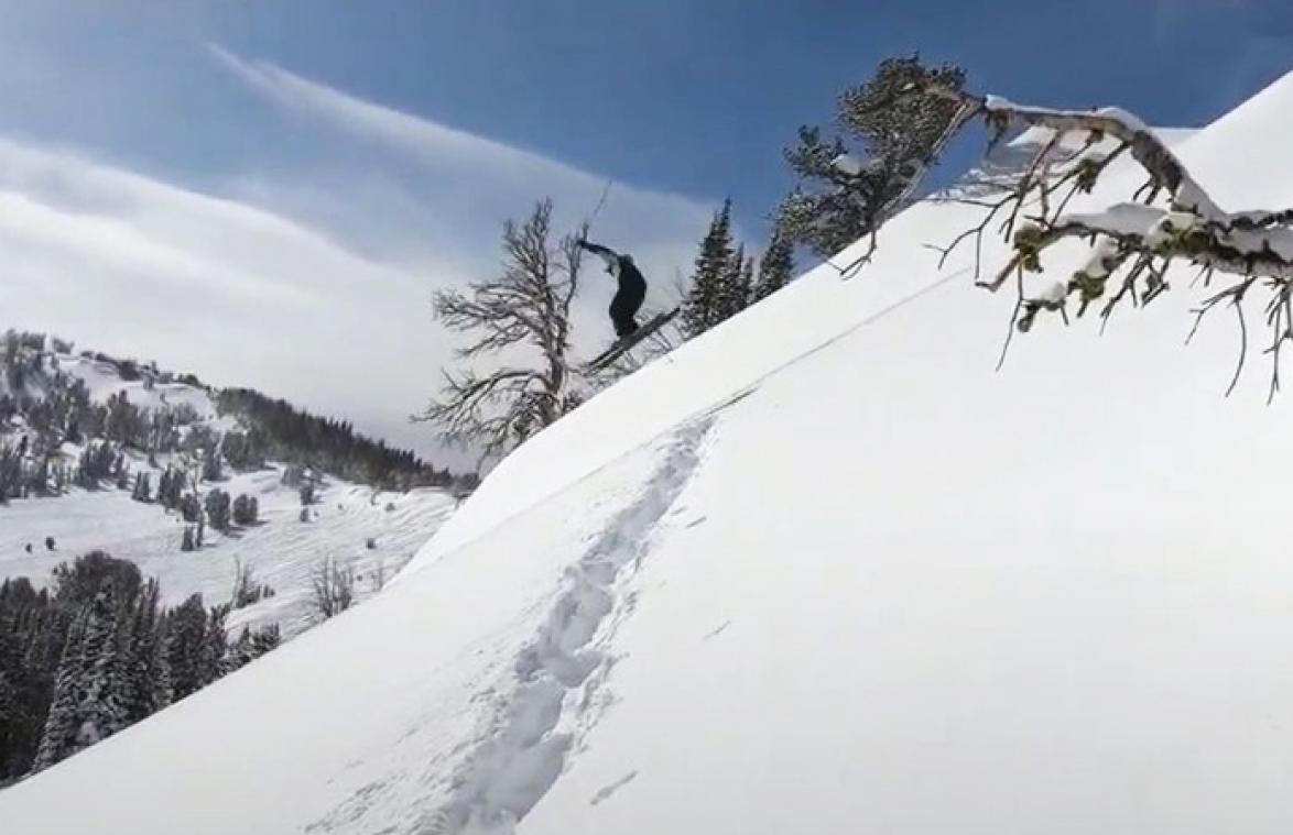 BEANGSTIGEND! Skiër veroorzaakt enorme lawine bij het afdalen (video)