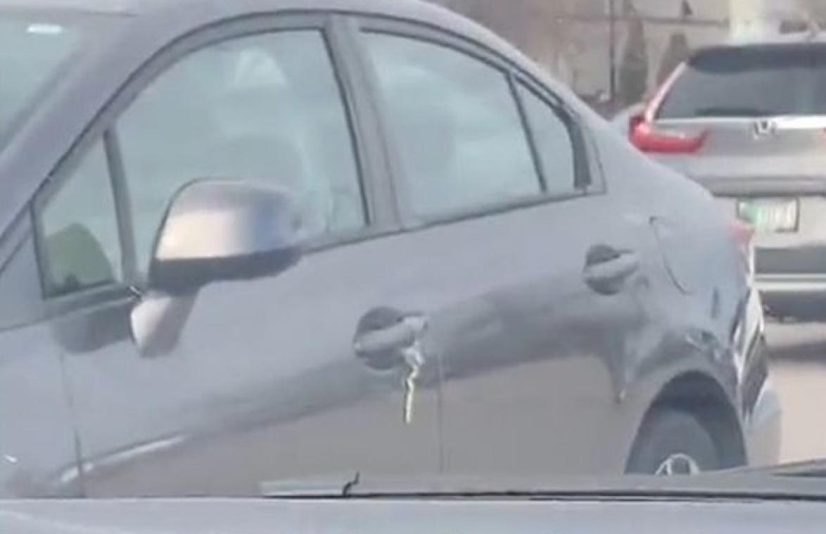 Als je DIT ziet hangen aan je auto, ben je mogelijk in gevaar (video)