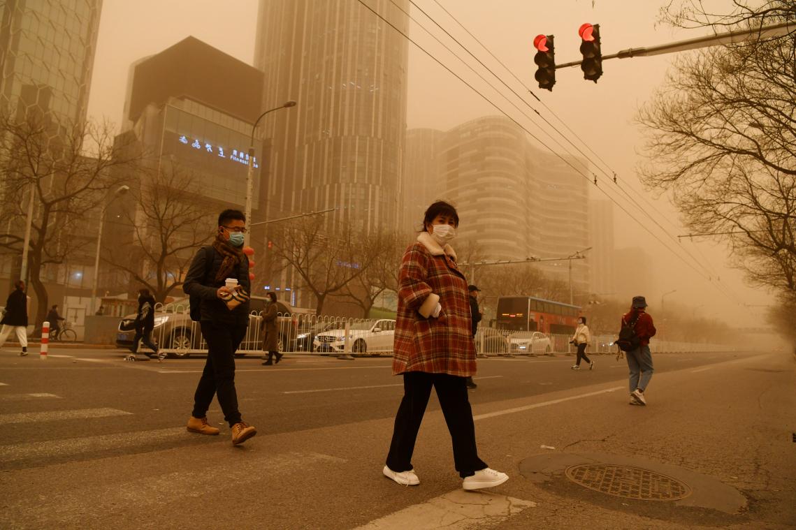 Lucht in Peking kleurt helemaal geel door zwaarste zandstorm in 10 jaar (video's)