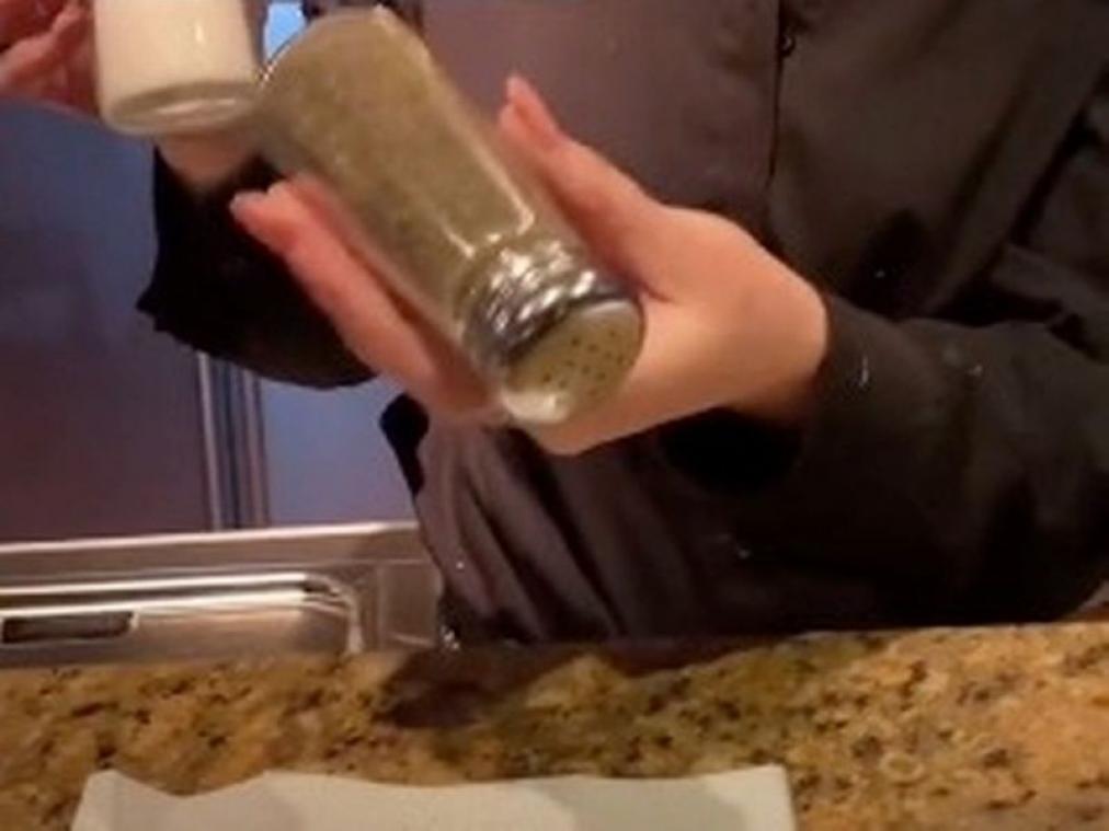 Zo gebruik je je peper- en zoutvat op de correcte manier (video)