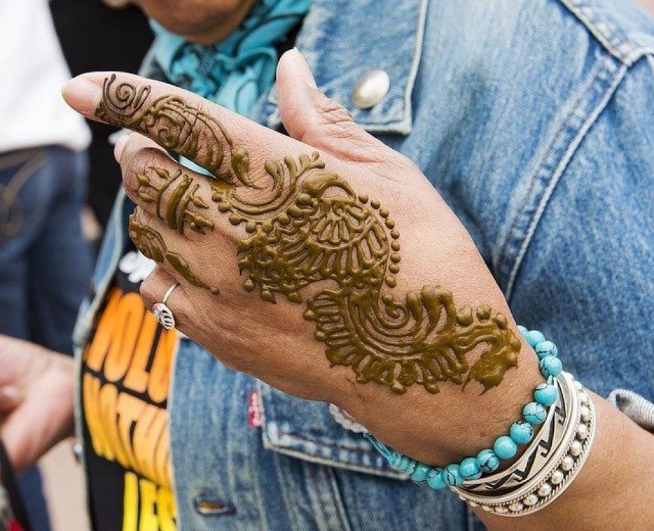 Verf je haar met henna: startersguide