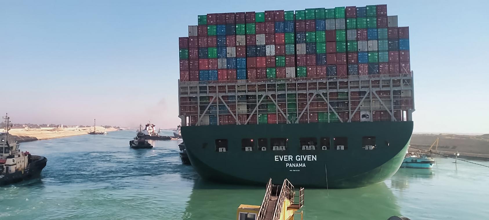 Schip in Suezkanaal  gedeeltelijk los, maar moeilijkste komt er nog aan