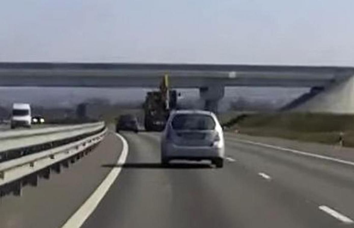 Vrachtwagen met kraan denkt onder brug op autosnelweg te passen. Verkeerd gedacht! (video)