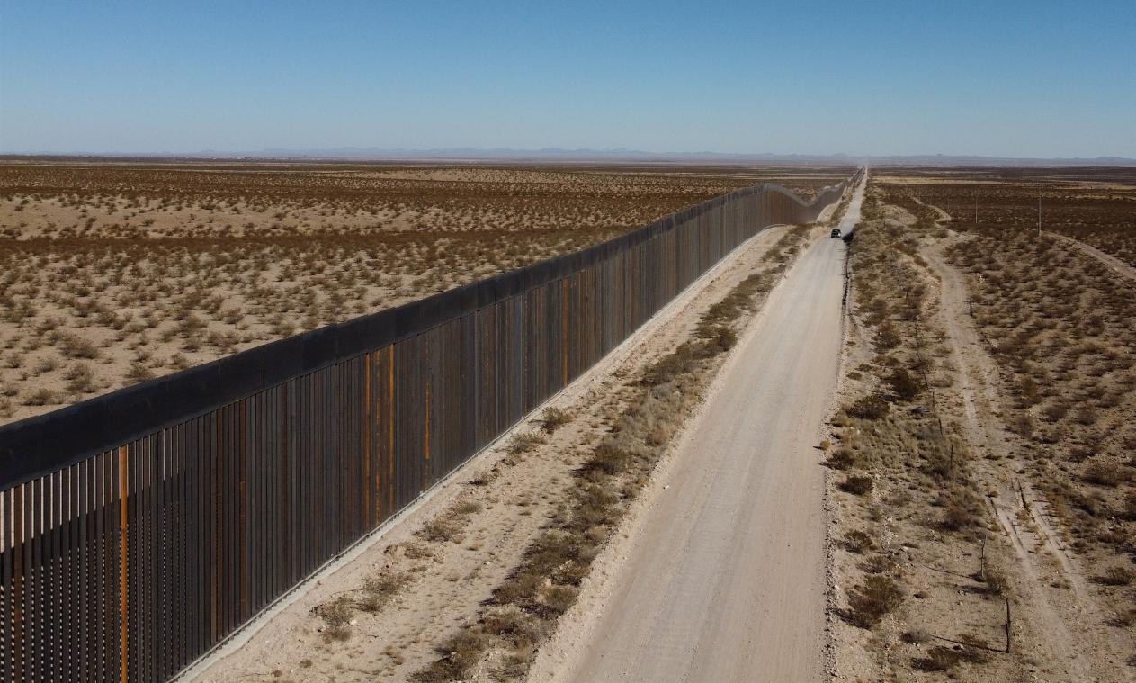 HORRIBLE.  Traficantes de personas dejan a niños fuera del muro fronterizo entre Estados Unidos y México