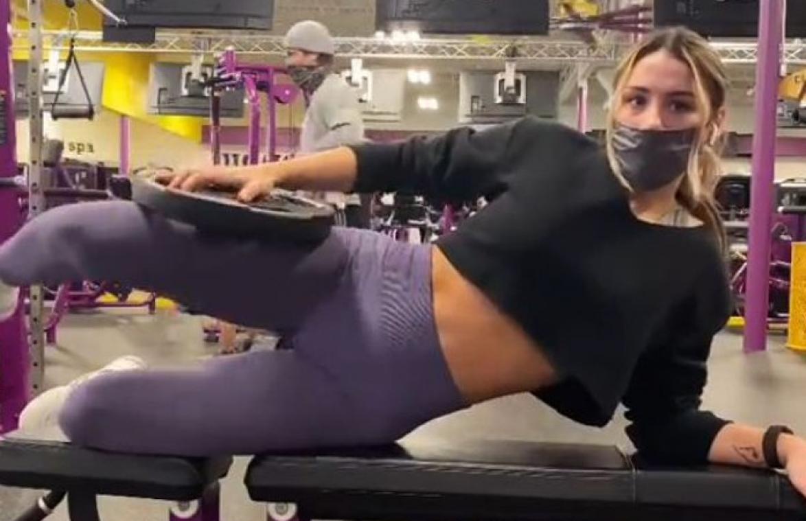 Vrouw gechoqueerd wanneer man in fitness DIT achter haar doet (video)