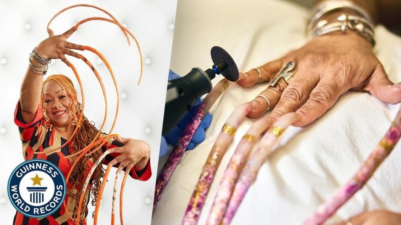 BIZAR. Vrouw laat langste vingernagels ter wereld na bijna 30 jaar 'knippen' met slijpschijf: Ik ga ze missen (video)