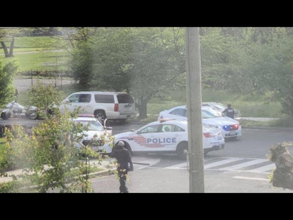BIZAR. Twee politiewagens total loss nadat ze tegen elkaar staatraceten op klaarlichte dag (video)