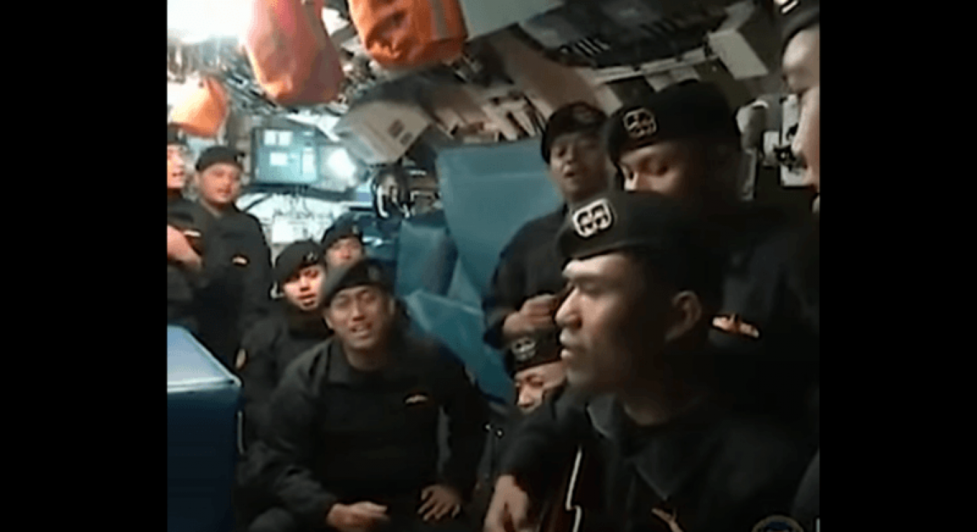 Aangrijpende video toont hoe bemanning van gezonken Indonesische duikboot 'afscheidslied' zingt