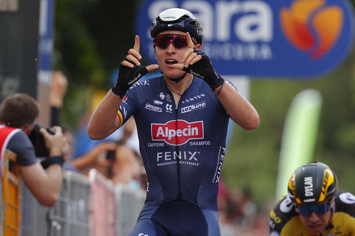 Dag op dag tien jaar na tragisch overlijden van Wouter Weylandt: Tim Merlier sprint bij Giro-debuut naar ritwinst