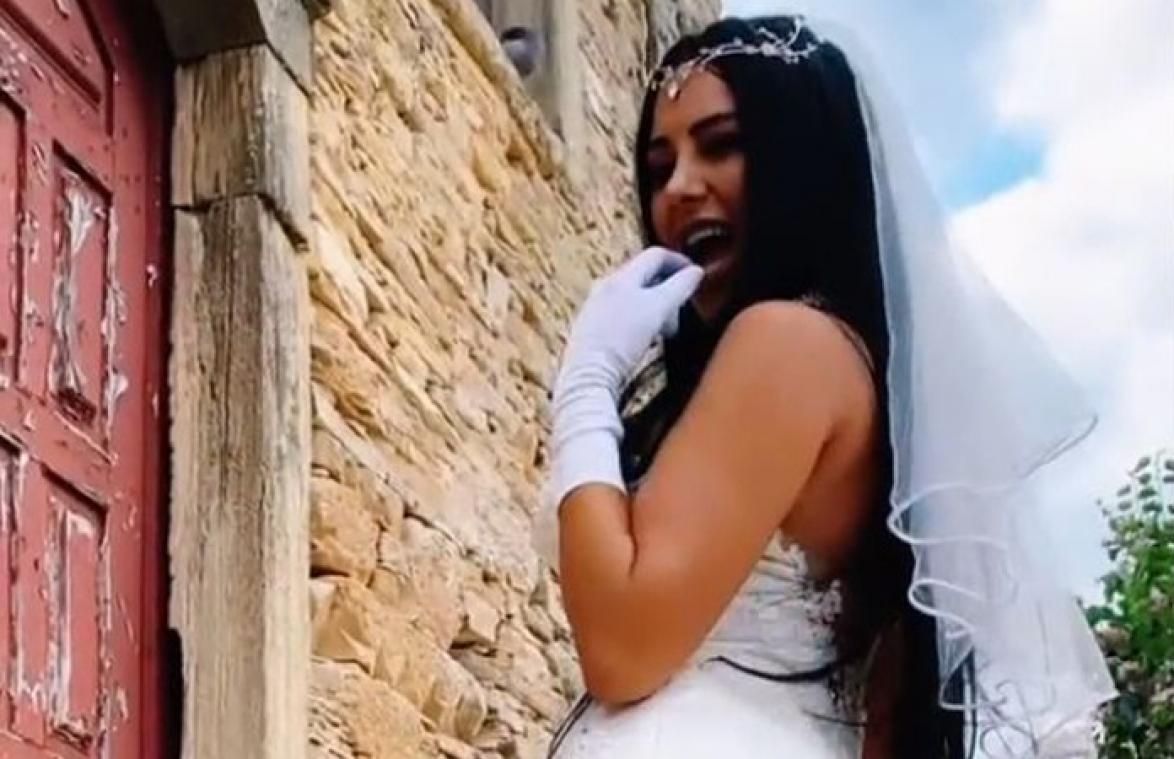 Bruid choqueert met trouwkleed waarbij haar achterwerk zichtbaar is: "Ik wilde iets unieks" (video)