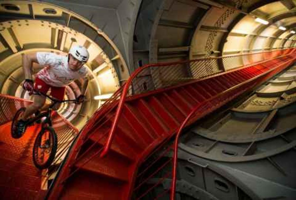 Poolse stuntman beklimt Atomium met de fiets