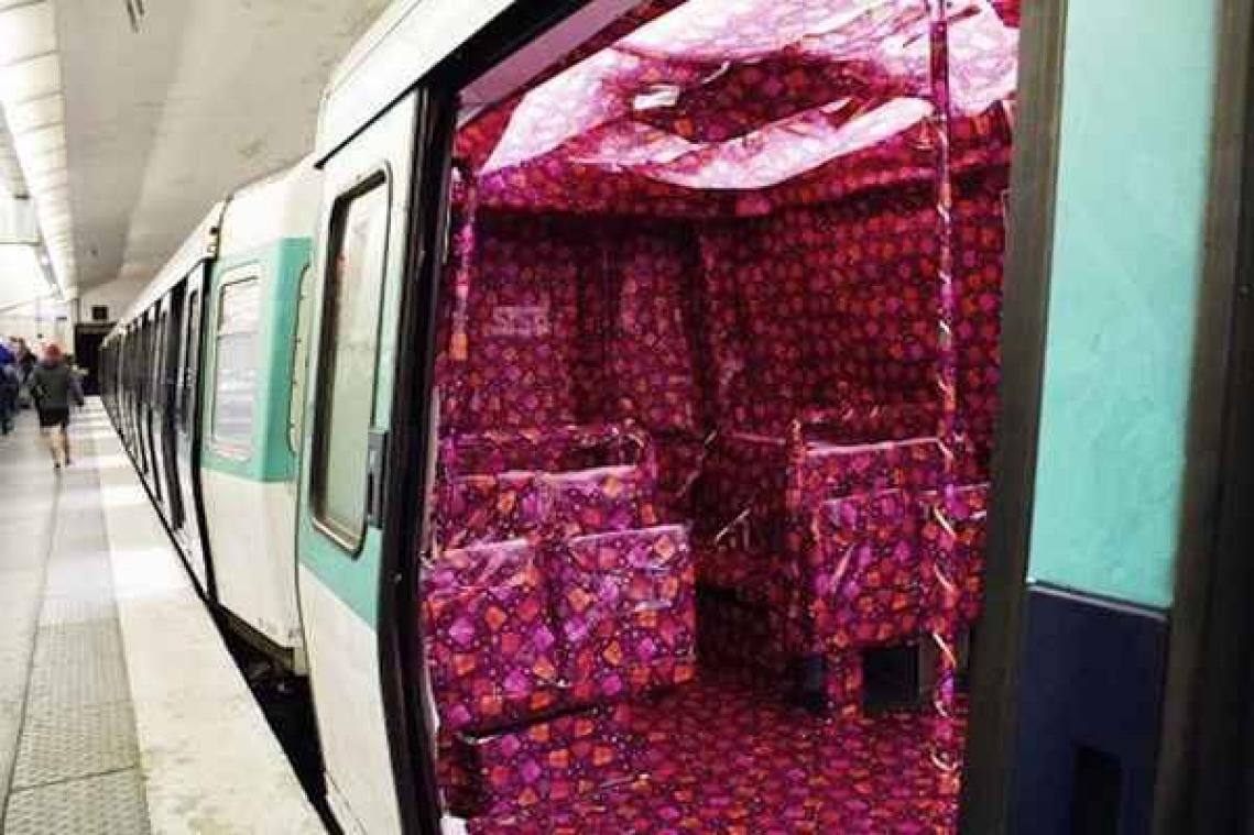Ingepakt metrostel vrolijkt reizigers in Parijs op