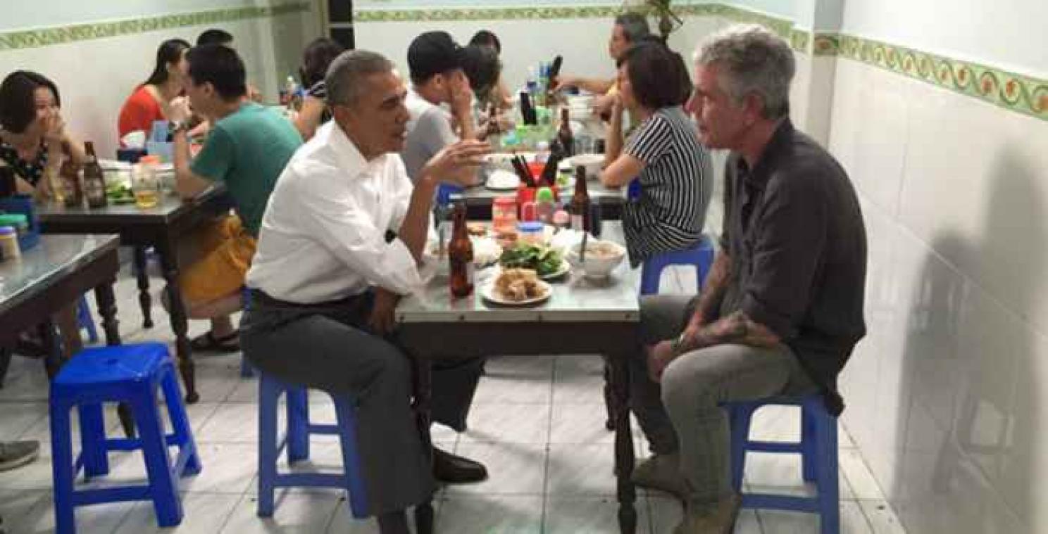 President Obama en tv-chef genieten van doodgewone maaltijd