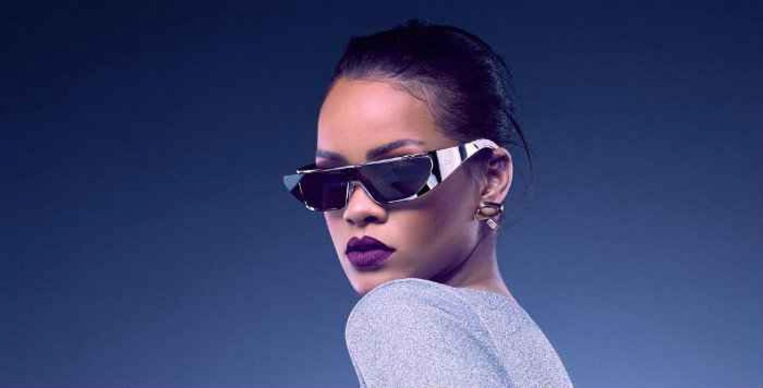 Rihanna showt eigen brillencollectie voor Dior