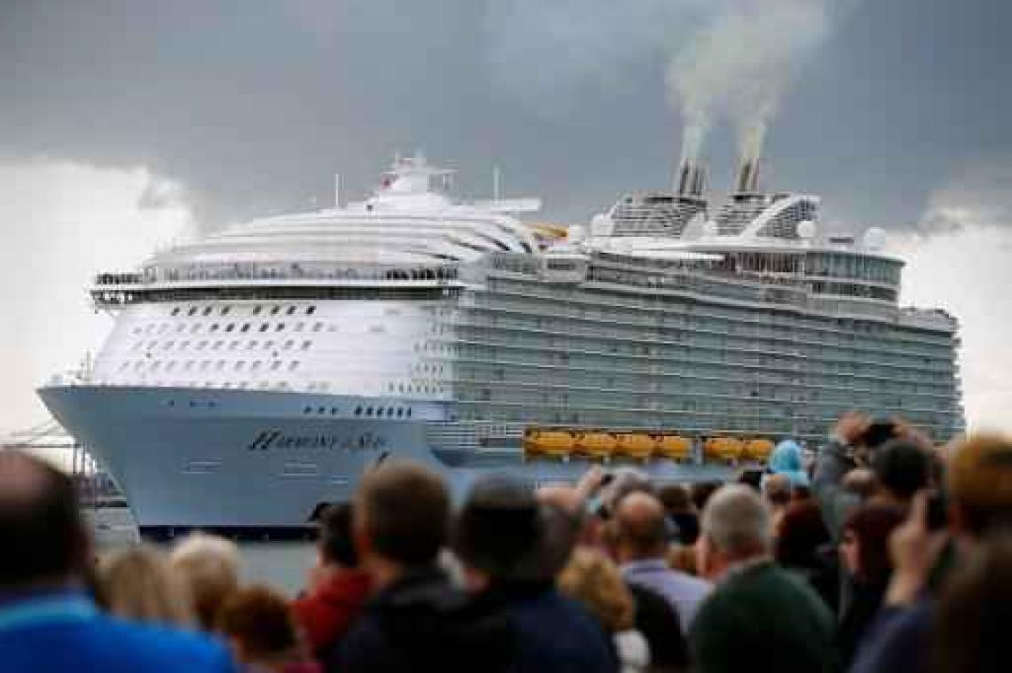 Eerste vaart grootste cruiseschip ter wereld verloopt niet vlekkeloos