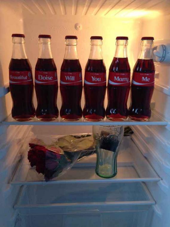 Slimme jongen gebruikt Coca Cola-campagne om huwelijksaanzoek te doen