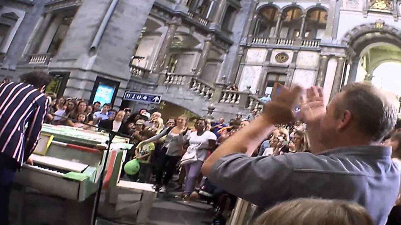 Mika geeft verrassingsoptreden in Centraal Station van Antwerpen