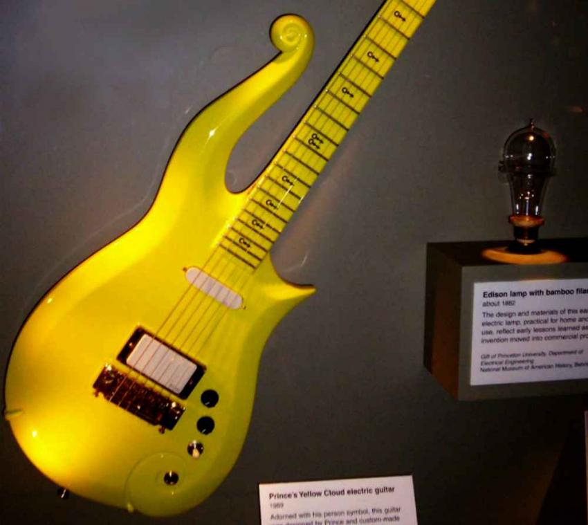 Gele gitaar van Prince is geveild voor 123.000 euro