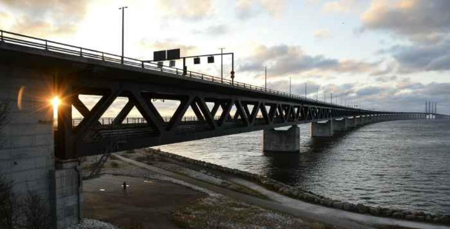 Vier fietsers leggen het verkeer tussen Zweden en Denemarken lam