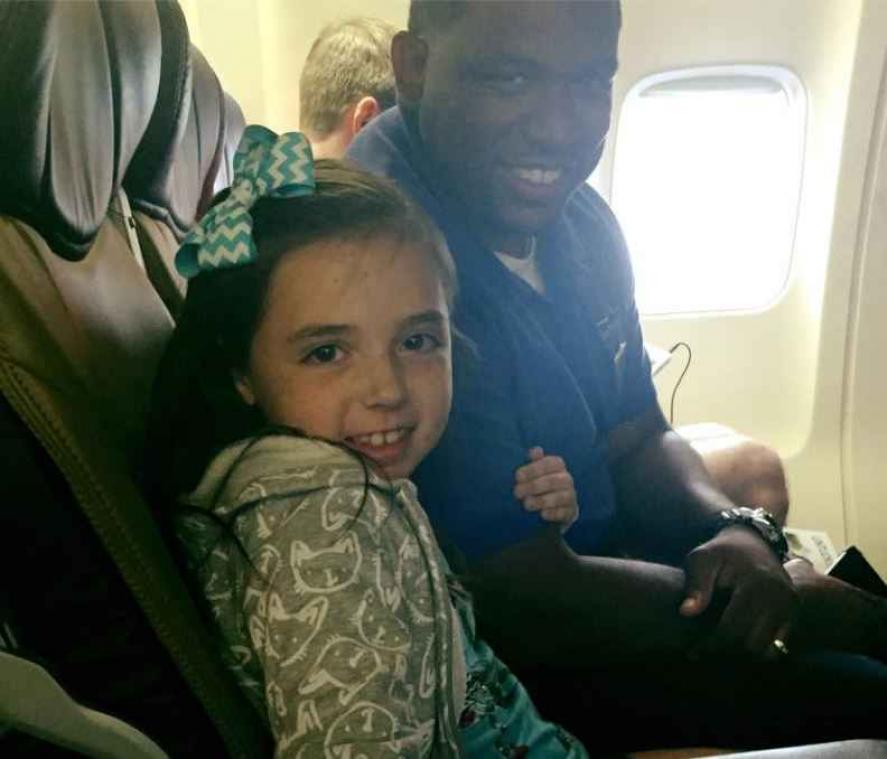 Steward legt 9-jarig meisje met vliegangst in de watten