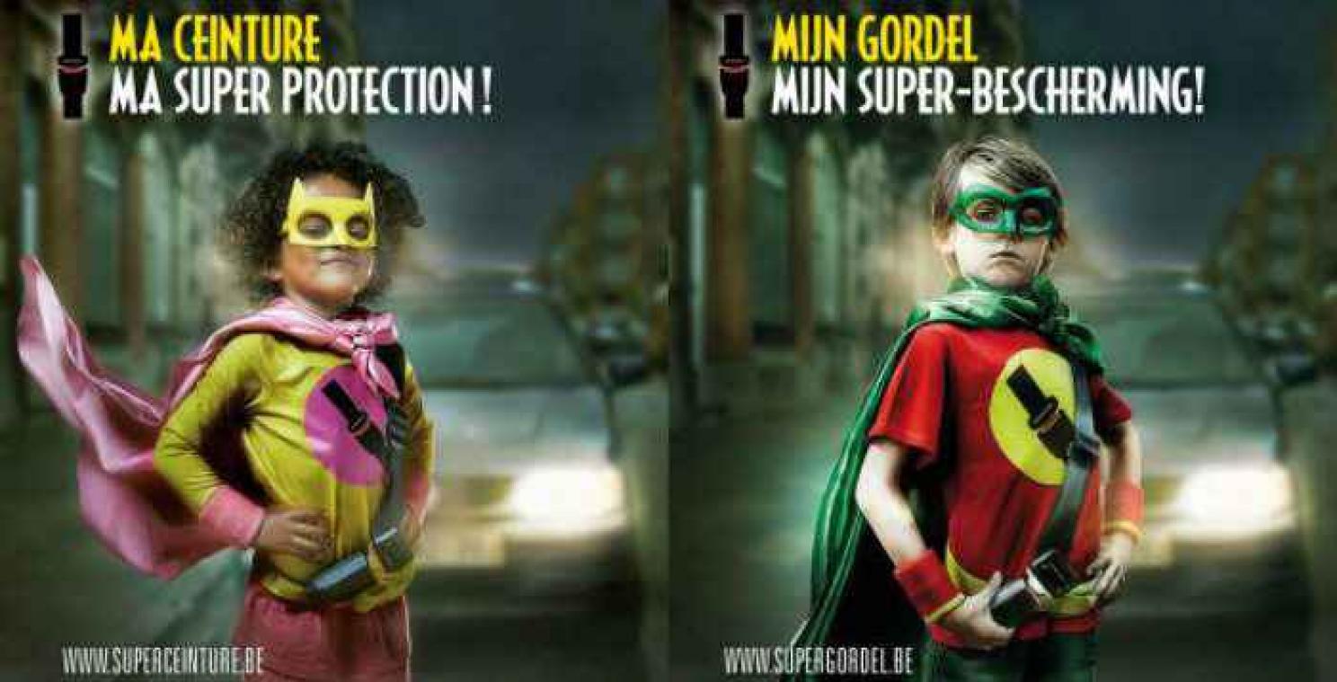 Jonge superhelden dragen een gordel in Brussel